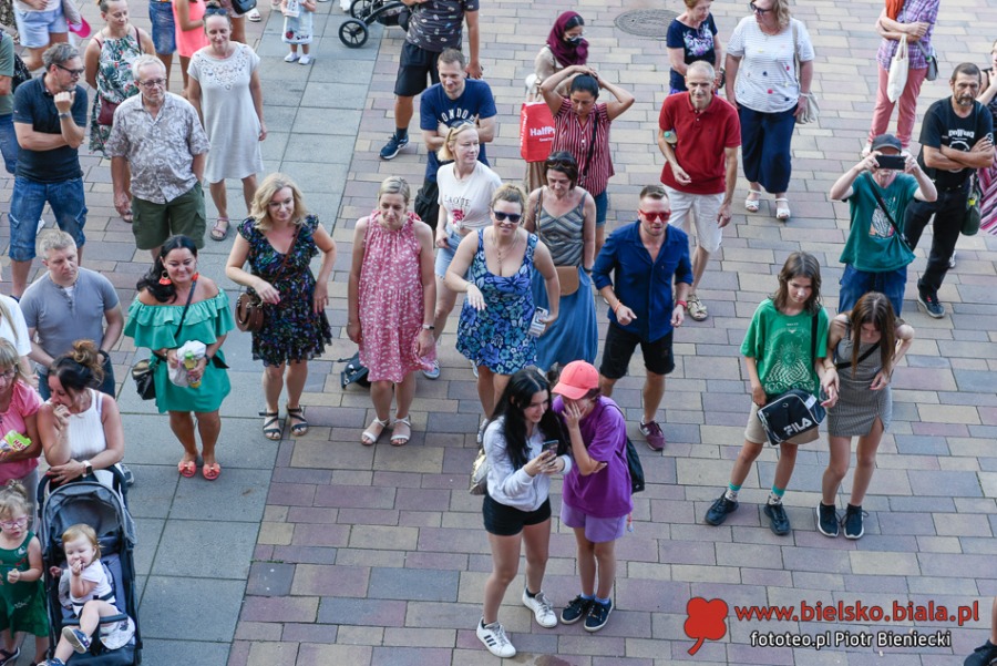 Gorące tańce przed Sferą. Piękny głos z Hawany w centrum Bielska-Białej ZDJĘCIA