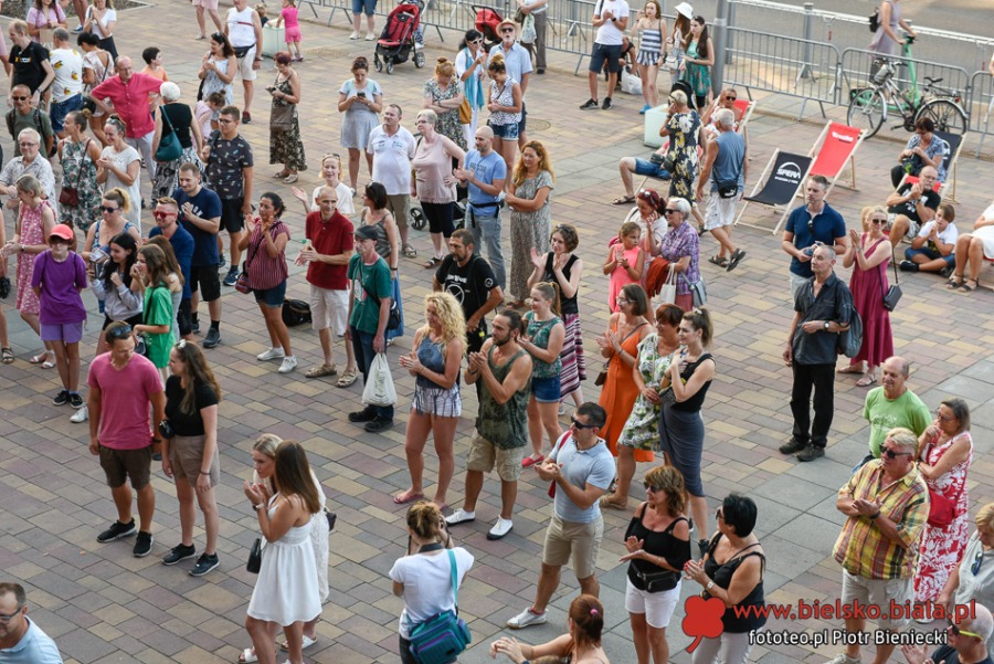Gorące tańce przed Sferą. Piękny głos z Hawany w centrum Bielska-Białej ZDJĘCIA