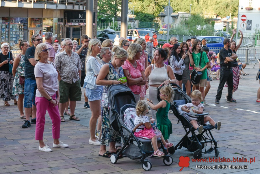 Gorące tańce przed Sferą. Piękny głos z Hawany w centrum Bielska-Białej ZDJĘCIA
