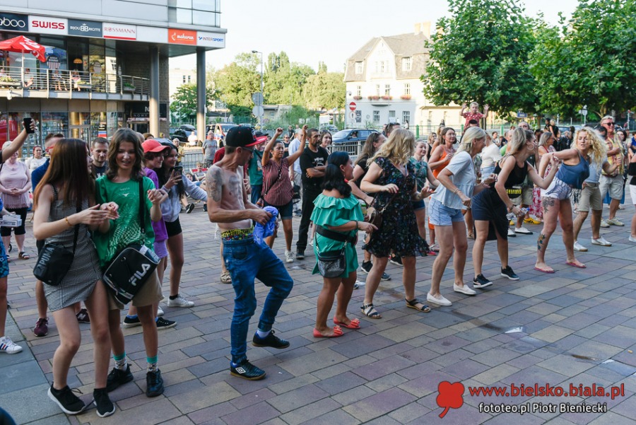 Gorące tańce przed Sferą. Piękny głos z Hawany w centrum Bielska-Białej ZDJĘCIA