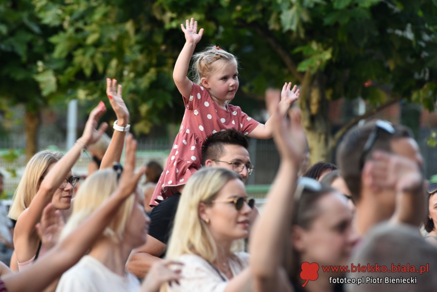 Gorące tańce przed Sferą. Piękny głos z Hawany w centrum Bielska-Białej ZDJĘCIA