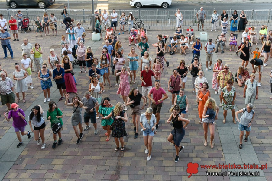 Gorące tańce przed Sferą. Piękny głos z Hawany w centrum Bielska-Białej ZDJĘCIA