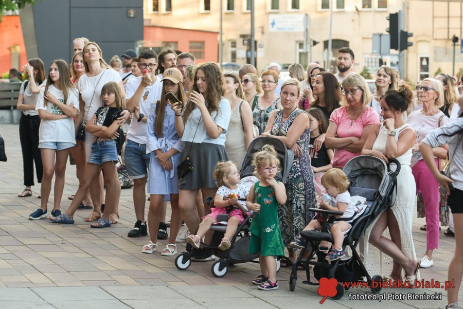 Gorące tańce przed Sferą. Piękny głos z Hawany w centrum Bielska-Białej ZDJĘCIA