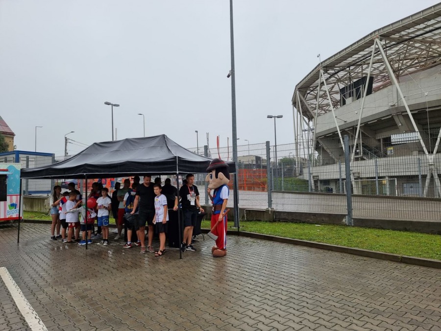 Dobra zabawa w strugach deszczu. Atrakcje pod Stadionem Miejskim - foto