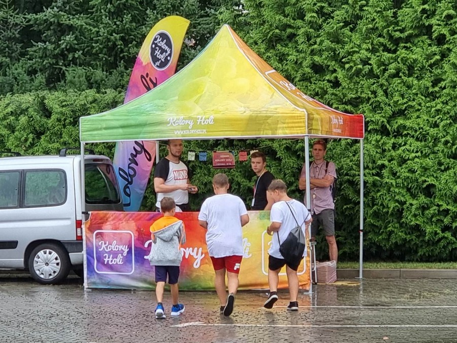 Dobra zabawa w strugach deszczu. Atrakcje pod Stadionem Miejskim - foto