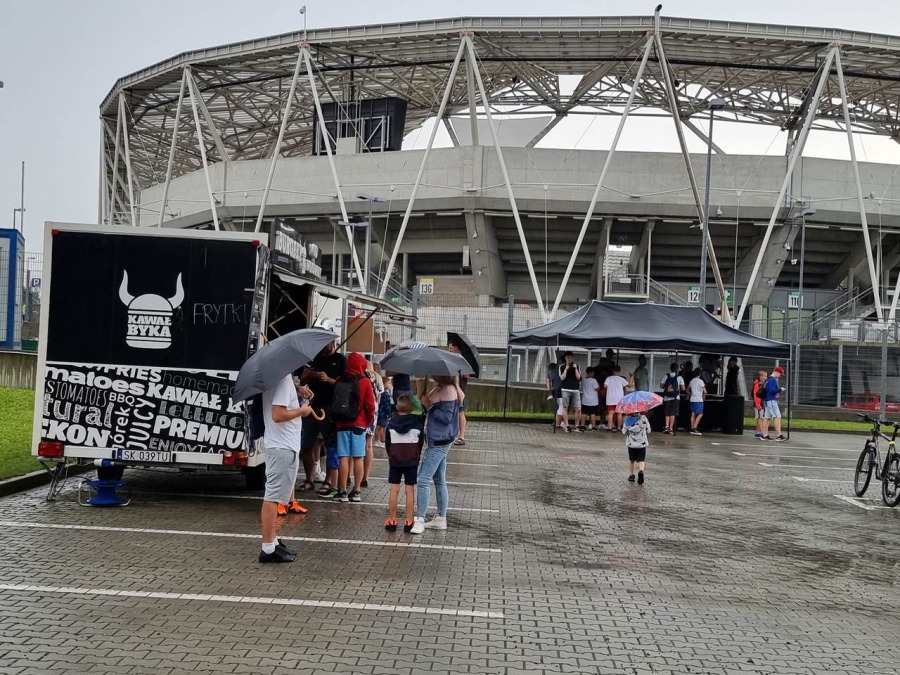 Dobra zabawa w strugach deszczu. Atrakcje pod Stadionem Miejskim - foto
