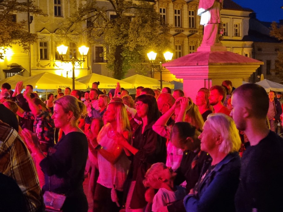 Karolak jest wszędzie! Gwiazdor „Listów do M.” śpiewa w Bielsku-Białej ZDJĘCIA