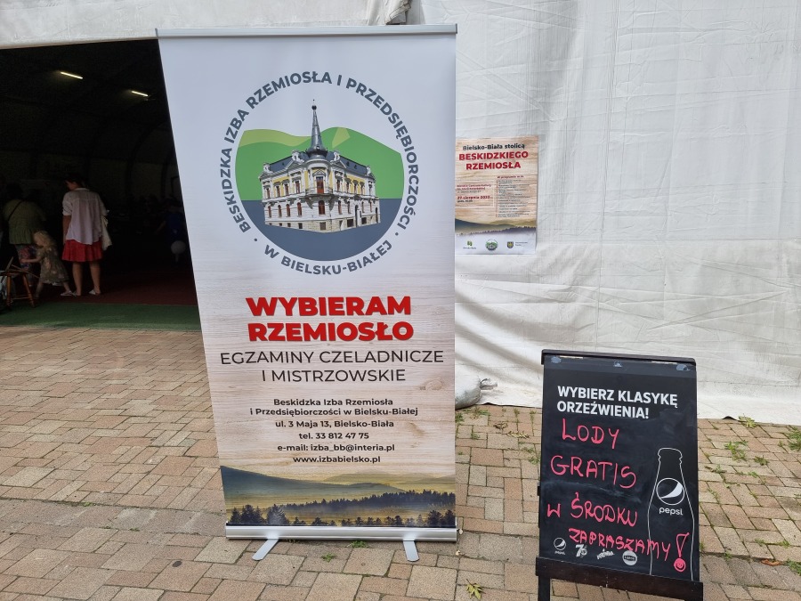 Świąteczny piknik w Parku Słowackiego. Góralskie smyczki, bigos i golonka ZDJĘCIA