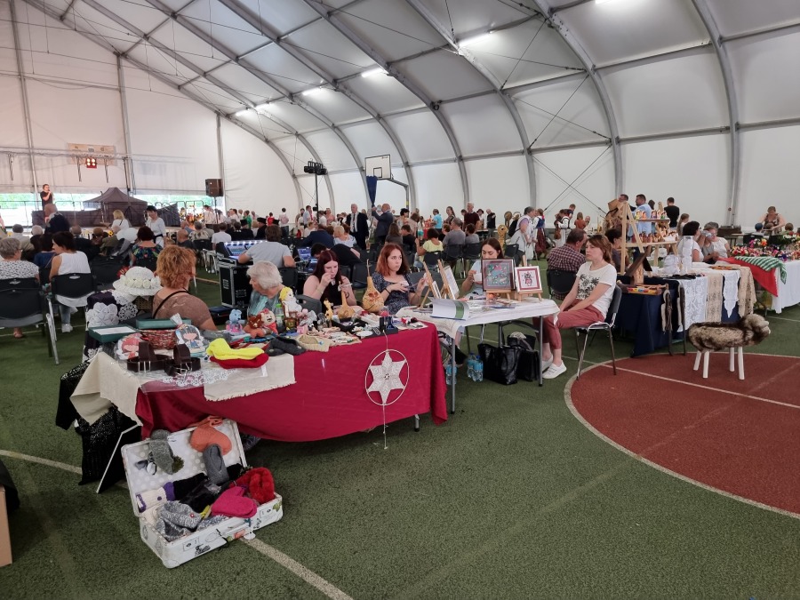 Świąteczny piknik w Parku Słowackiego. Góralskie smyczki, bigos i golonka ZDJĘCIA