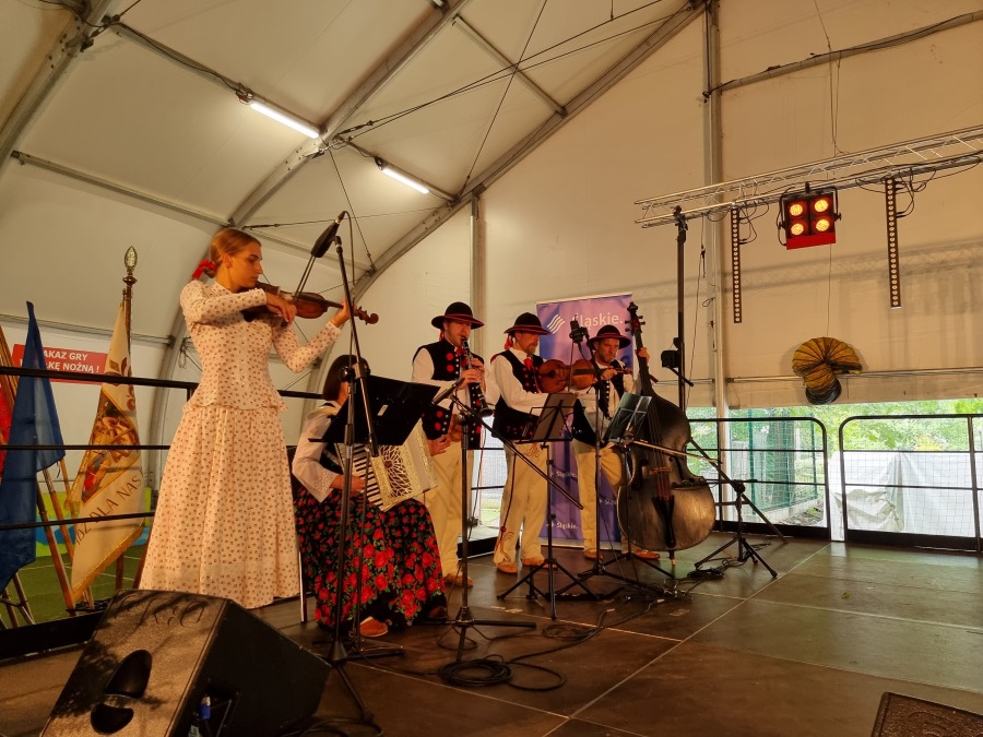 Świąteczny piknik w Parku Słowackiego. Góralskie smyczki, bigos i golonka ZDJĘCIA