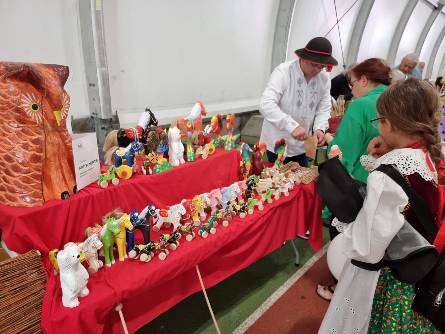 Świąteczny piknik w Parku Słowackiego. Góralskie smyczki, bigos i golonka ZDJĘCIA
