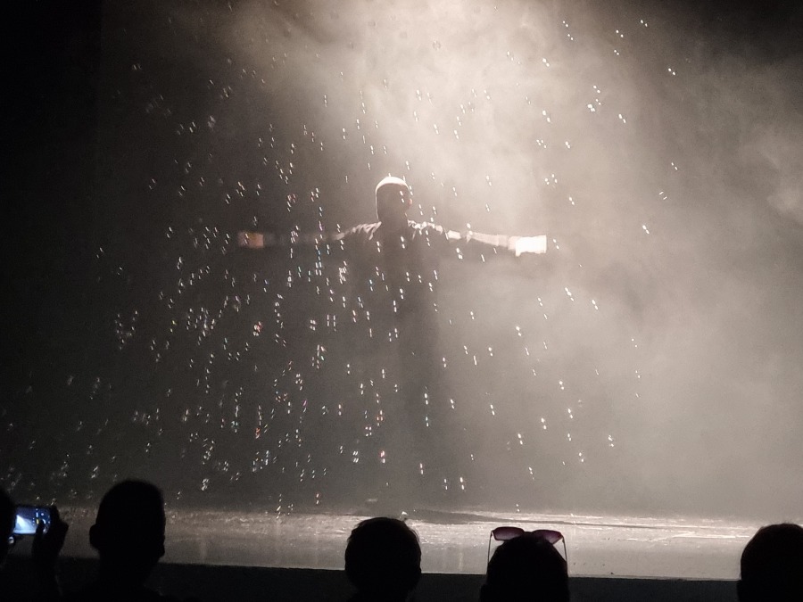Duże zainteresowanie zwiedzaniem teatru. Wieczorem Krawczyk w oknie ZDJĘCIA