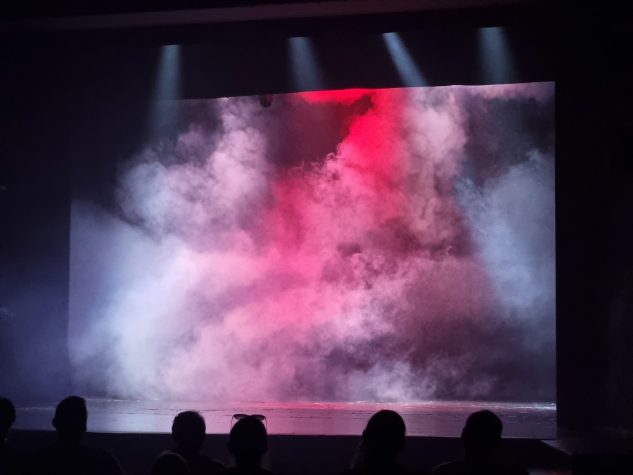 Duże zainteresowanie zwiedzaniem teatru. Wieczorem Krawczyk w oknie ZDJĘCIA