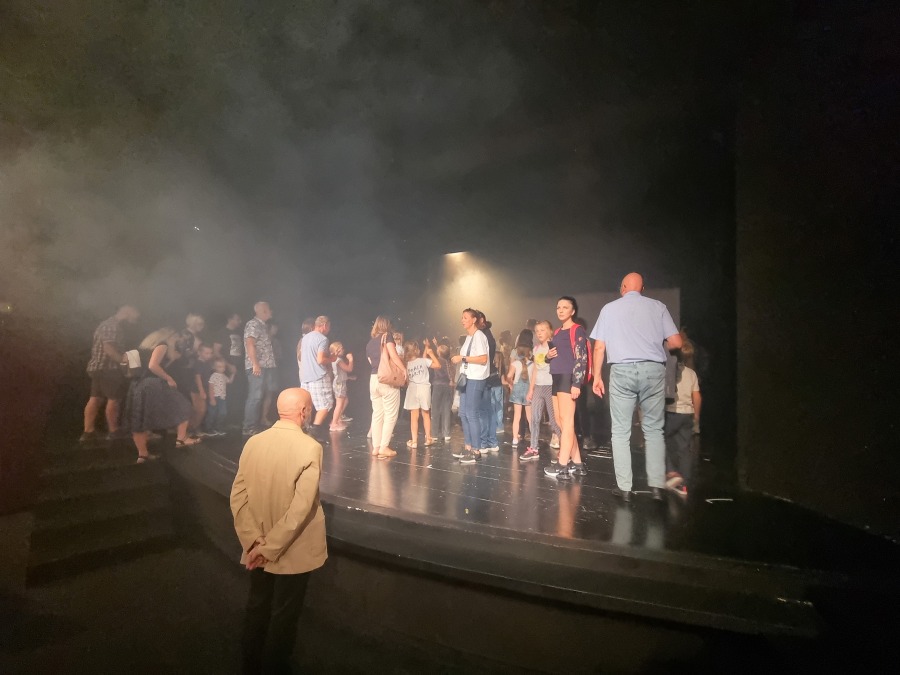 Duże zainteresowanie zwiedzaniem teatru. Wieczorem Krawczyk w oknie ZDJĘCIA