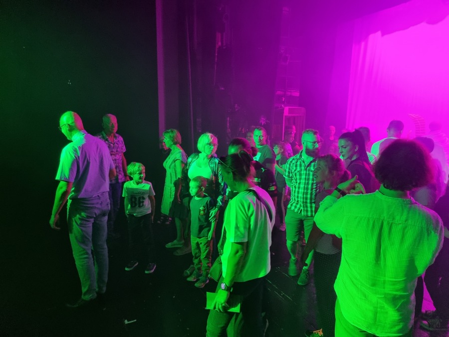 Duże zainteresowanie zwiedzaniem teatru. Wieczorem Krawczyk w oknie ZDJĘCIA