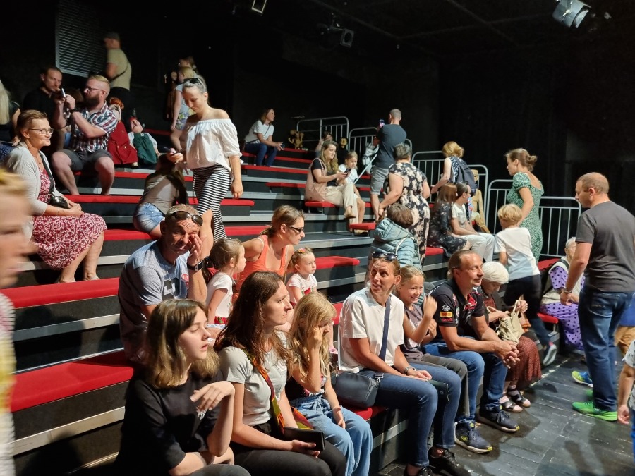 Duże zainteresowanie zwiedzaniem teatru. Wieczorem Krawczyk w oknie ZDJĘCIA