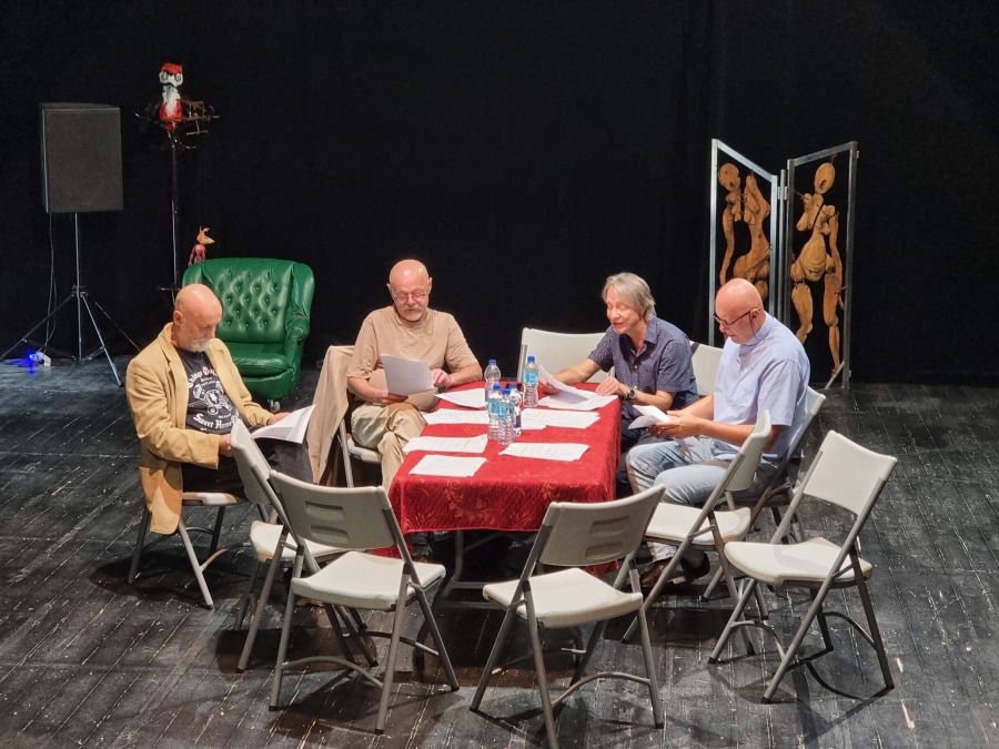 Duże zainteresowanie zwiedzaniem teatru. Wieczorem Krawczyk w oknie ZDJĘCIA