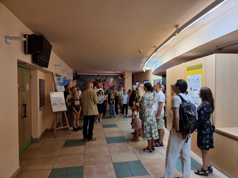 Duże zainteresowanie zwiedzaniem teatru. Wieczorem Krawczyk w oknie ZDJĘCIA