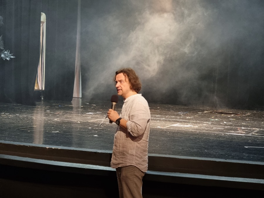 Duże zainteresowanie zwiedzaniem teatru. Wieczorem Krawczyk w oknie ZDJĘCIA