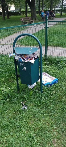 Brud na osiedlowym placu zabaw. Dzieci same przystąpiły do sprzątania ZDJĘCIA