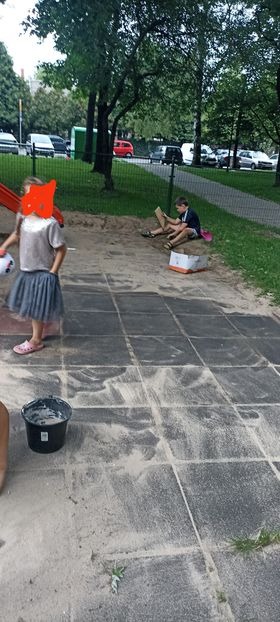 Brud na osiedlowym placu zabaw. Dzieci same przystąpiły do sprzątania ZDJĘCIA