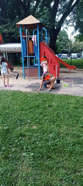 Brud na osiedlowym placu zabaw. Dzieci same przystąpiły do sprzątania ZDJĘCIA