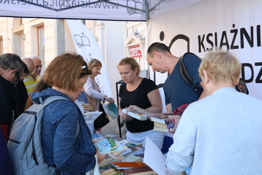 Na głównym deptaku rozdają książki. Przechodnie biorą jak świeże bułeczki - foto
