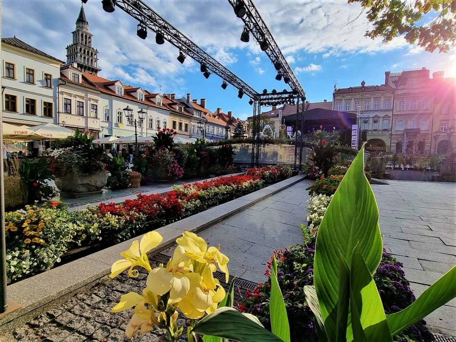 (WIDEO) Na 11 Listopada stanęła scena. Rynek nagle wypiękniał ZDJĘCIA