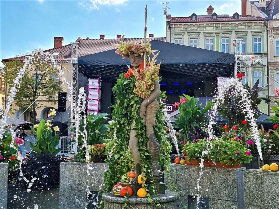 (WIDEO) Na 11 Listopada stanęła scena. Rynek nagle wypiękniał ZDJĘCIA