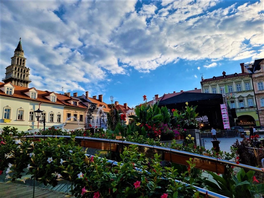 (WIDEO) Na 11 Listopada stanęła scena. Rynek nagle wypiękniał ZDJĘCIA