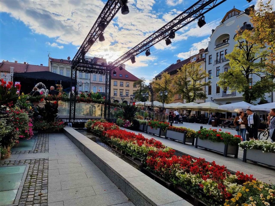 (WIDEO) Na 11 Listopada stanęła scena. Rynek nagle wypiękniał ZDJĘCIA