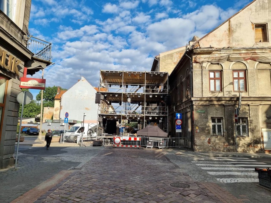 (WIDEO) Na 11 Listopada stanęła scena. Rynek nagle wypiękniał ZDJĘCIA