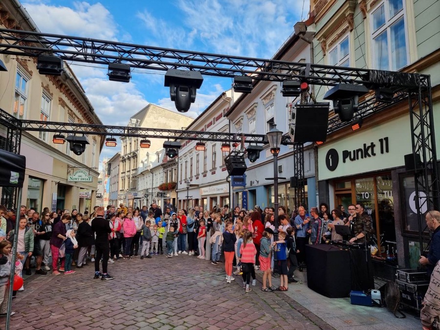 Dzień, gdy ożyła ul. 11 Listopada. Tańce z bufetem w centrum miasta ZDJĘCIA