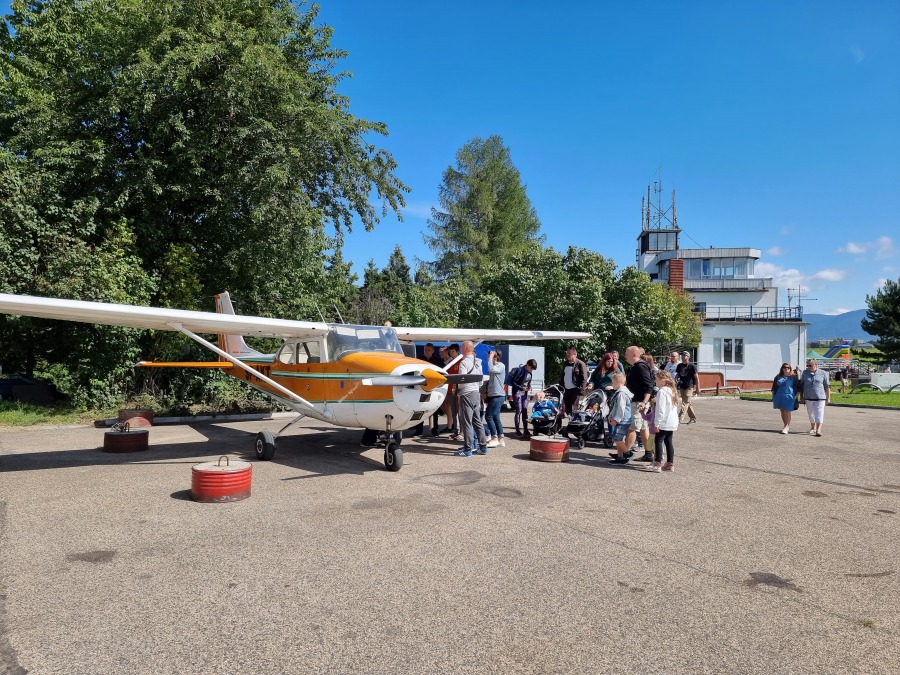 Tłoczno na bielskim lotnisku. Z leżaków podziwiają starty maszyn FOTO i WIDEO