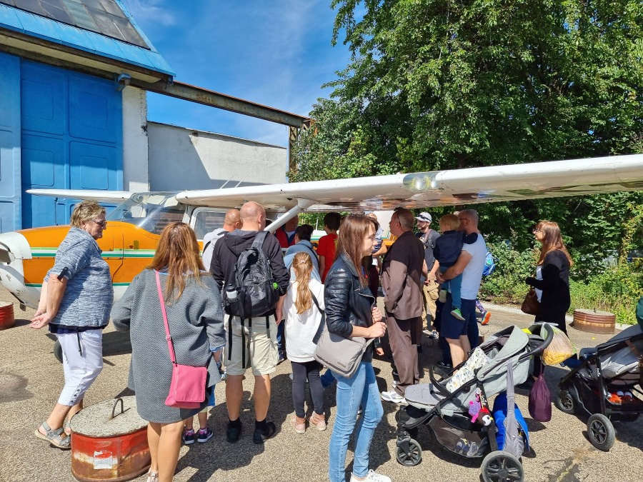 Tłoczno na bielskim lotnisku. Z leżaków podziwiają starty maszyn FOTO i WIDEO
