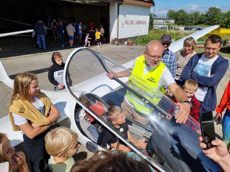 Tłoczno na bielskim lotnisku. Z leżaków podziwiają starty maszyn FOTO i WIDEO