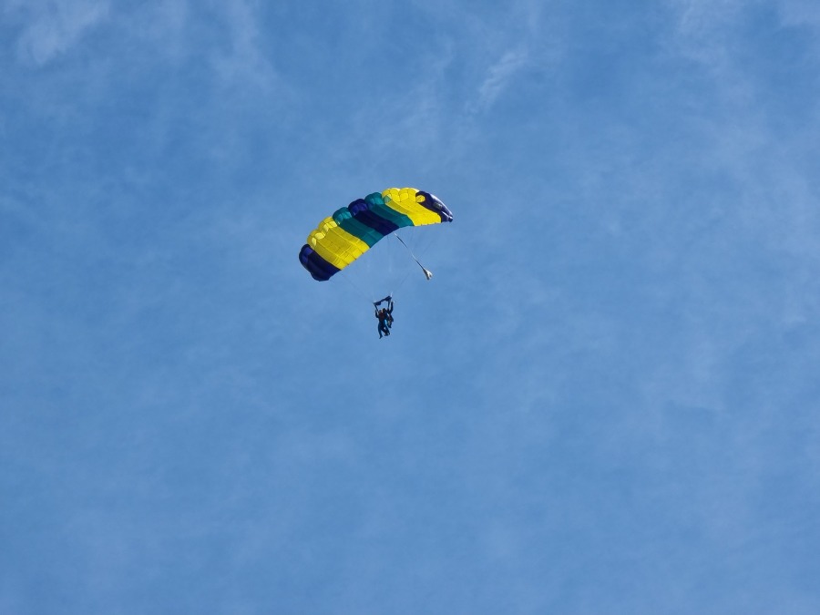 Tłoczno na bielskim lotnisku. Z leżaków podziwiają starty maszyn FOTO i WIDEO