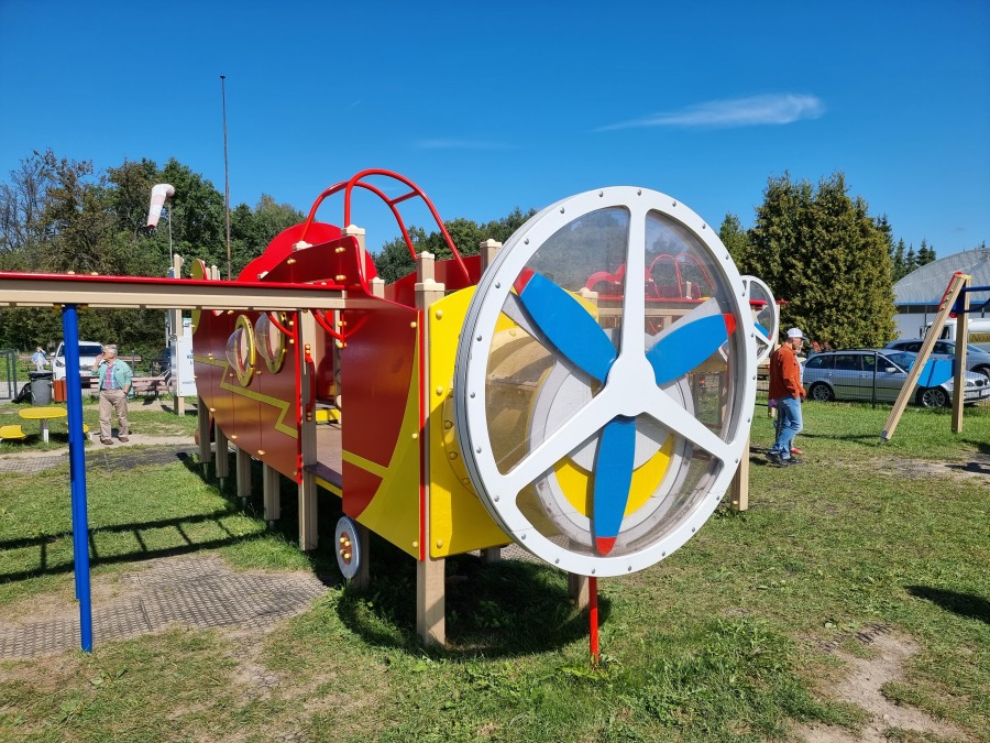 Tłoczno na bielskim lotnisku. Z leżaków podziwiają starty maszyn FOTO i WIDEO