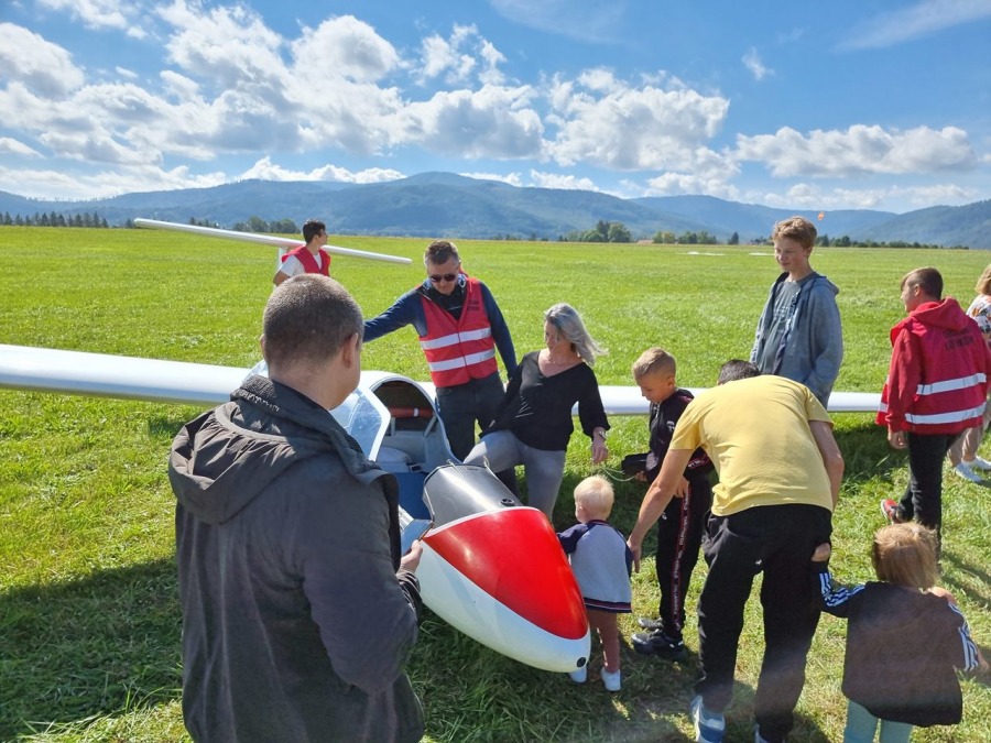 Tłoczno na bielskim lotnisku. Z leżaków podziwiają starty maszyn FOTO i WIDEO