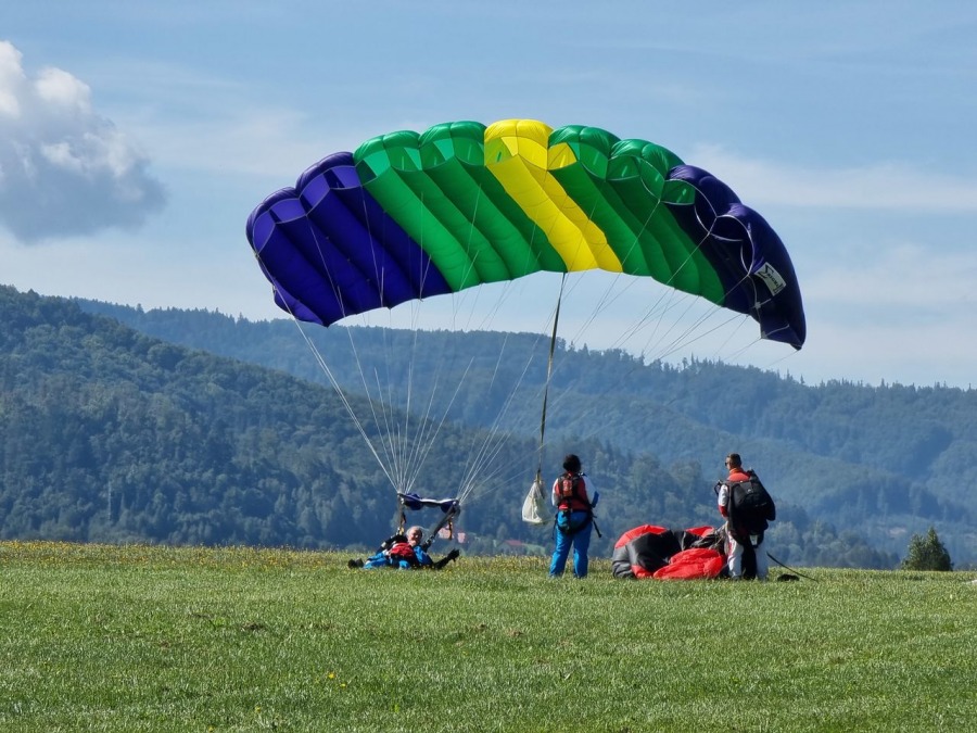 Tłoczno na bielskim lotnisku. Z leżaków podziwiają starty maszyn FOTO i WIDEO