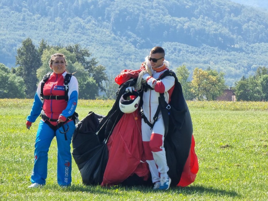 Tłoczno na bielskim lotnisku. Z leżaków podziwiają starty maszyn FOTO i WIDEO