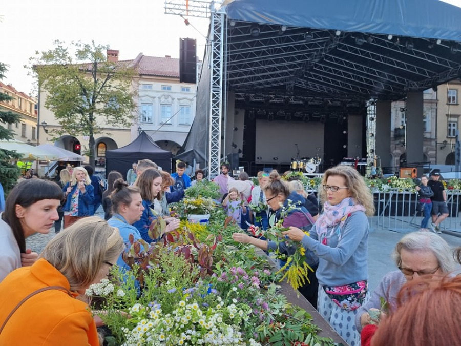 Kolejka na Rynku w kwiatach. Każdy chce zrobić pamiątkowe zdjęcie! - foto