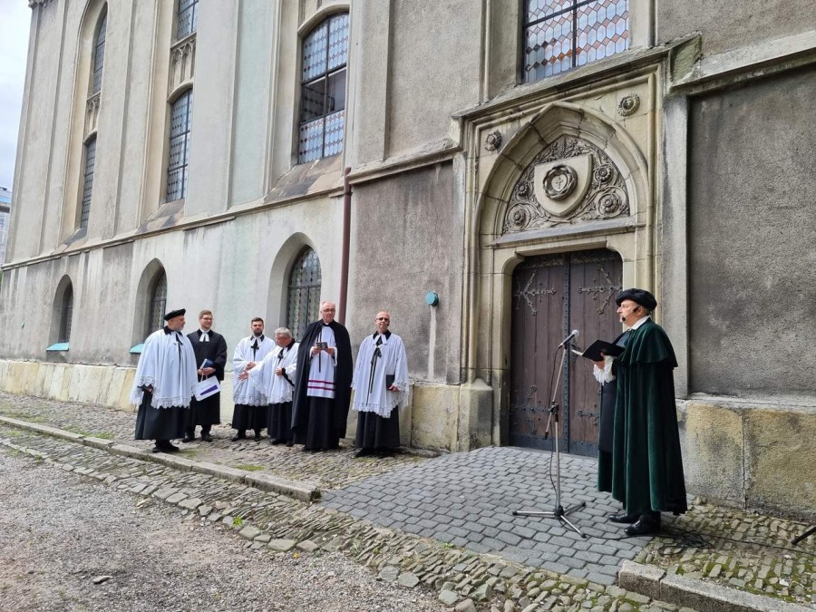 Kolebka historii Bielska. Nieczynna nekropolia to enklawa dzikiej przyrody ZDJĘCIA