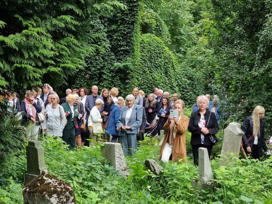 Kolebka historii Bielska. Nieczynna nekropolia to enklawa dzikiej przyrody ZDJĘCIA