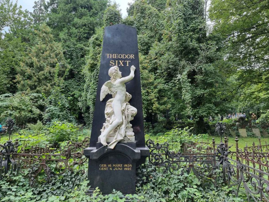 Kolebka historii Bielska. Nieczynna nekropolia to enklawa dzikiej przyrody ZDJĘCIA