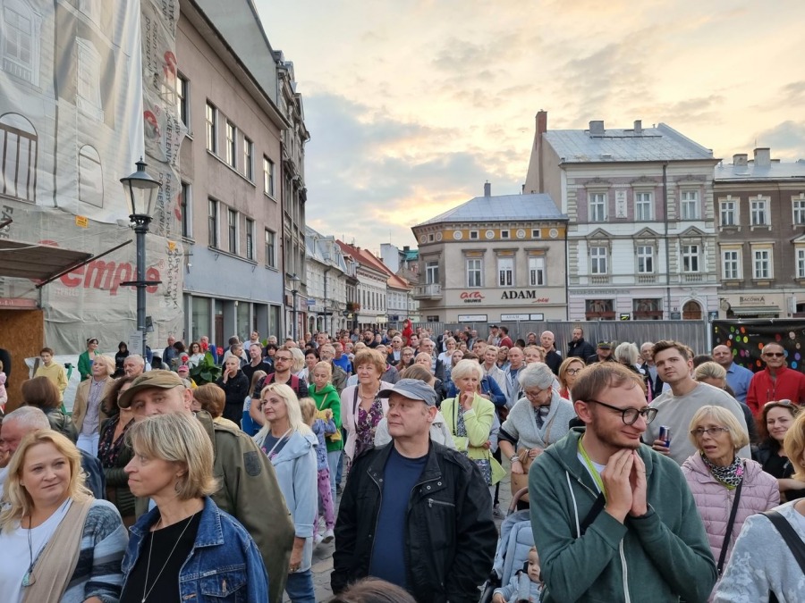 Trzypiętrowa scena na środku ulicy. Koncert, jakiego jeszcze w Bielsku-Białej nie było! ZDJĘCIA