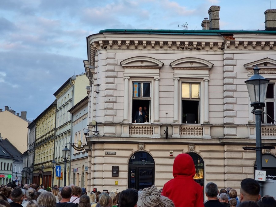 Trzypiętrowa scena na środku ulicy. Koncert, jakiego jeszcze w Bielsku-Białej nie było! ZDJĘCIA