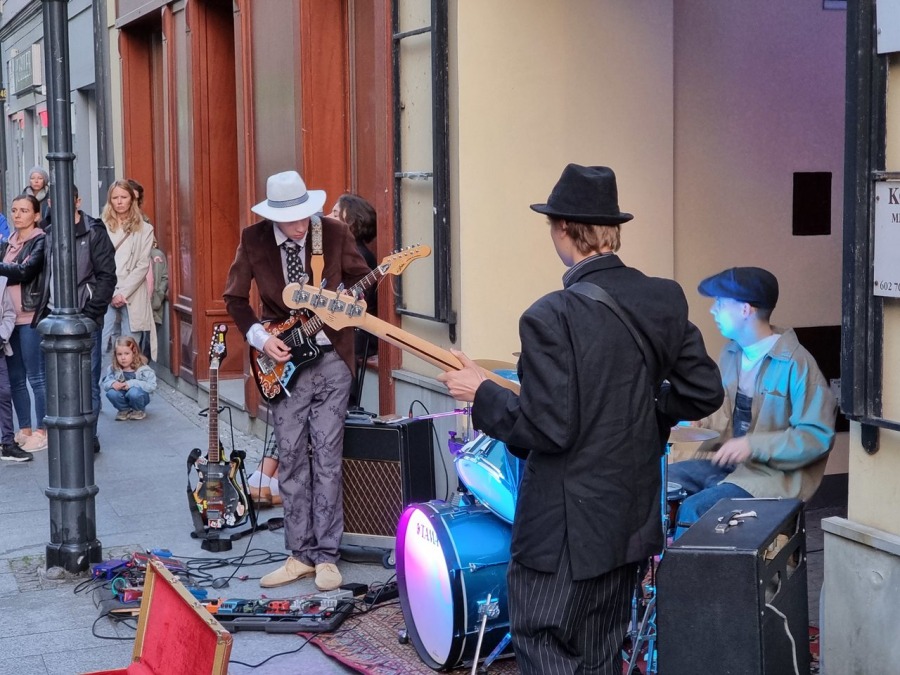Trzypiętrowa scena na środku ulicy. Koncert, jakiego jeszcze w Bielsku-Białej nie było! ZDJĘCIA