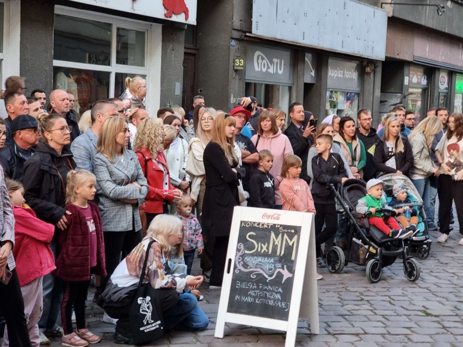 Trzypiętrowa scena na środku ulicy. Koncert, jakiego jeszcze w Bielsku-Białej nie było! ZDJĘCIA