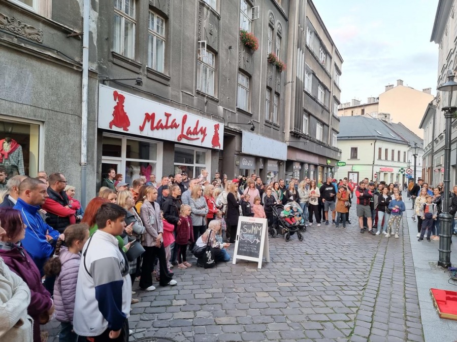 Trzypiętrowa scena na środku ulicy. Koncert, jakiego jeszcze w Bielsku-Białej nie było! ZDJĘCIA